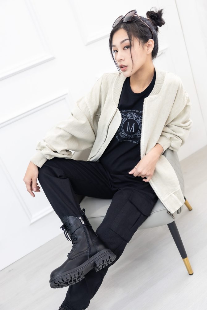 반팔 M字花紋刺繡短袖上衣 / 黑色