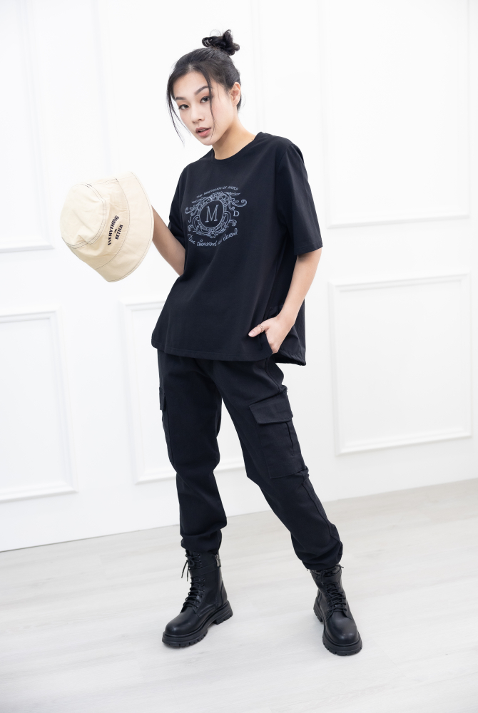 반팔 M字花紋刺繡短袖上衣 / 黑色