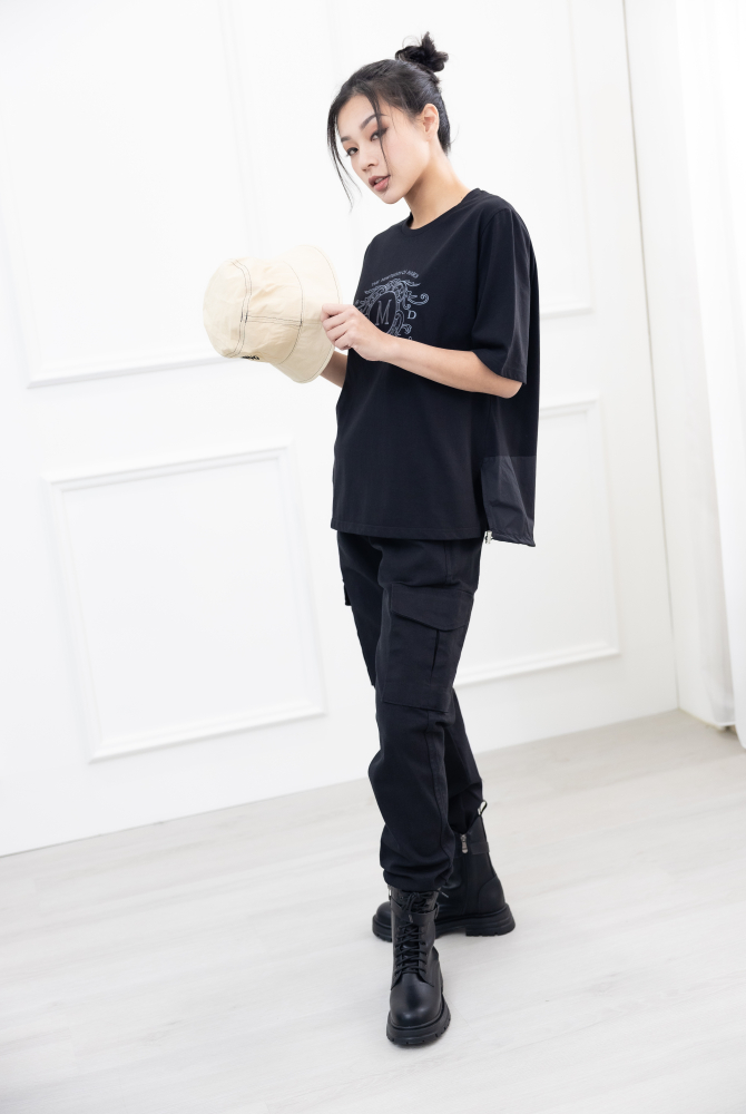 반팔 M字花紋刺繡短袖上衣 / 黑色