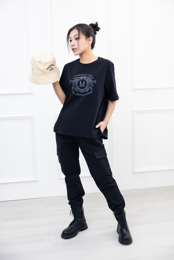 반팔 M字花紋刺繡短袖上衣 / 黑色