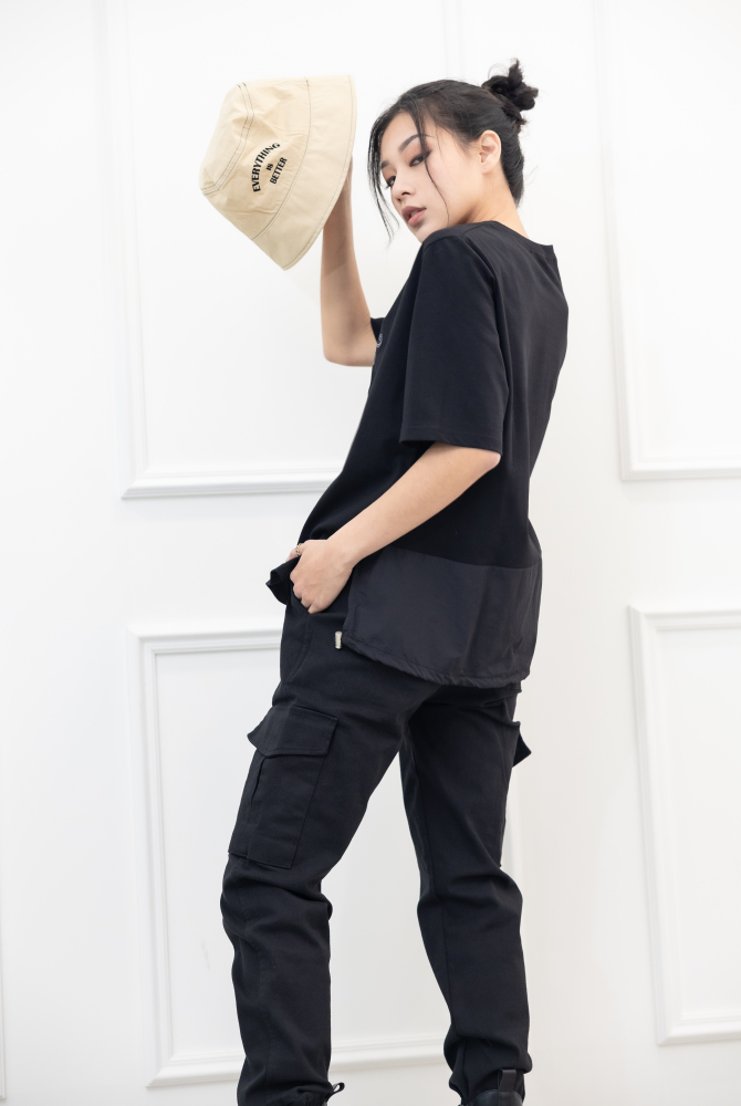 반팔 M字花紋刺繡短袖上衣 / 黑色