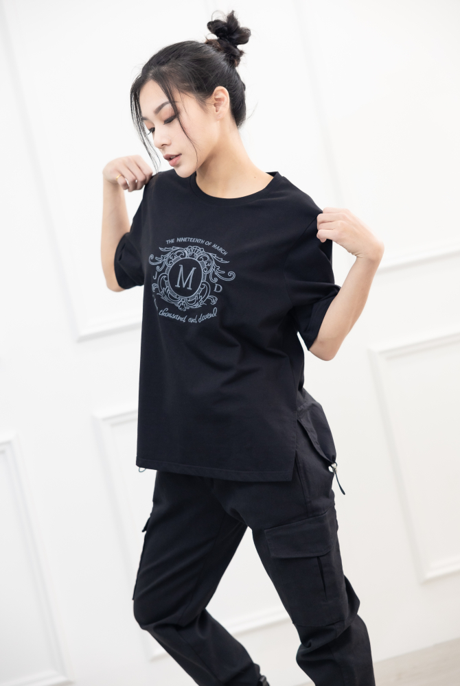 반팔 M字花紋刺繡短袖上衣 / 黑色