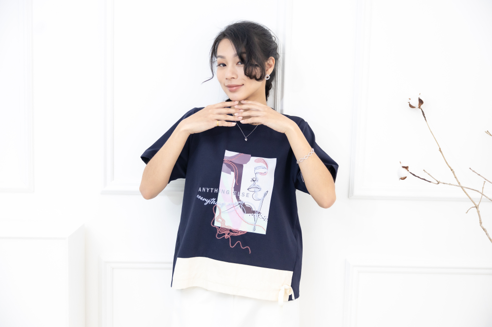 반팔 方形人臉印花刺繡上衣 / 深藍色