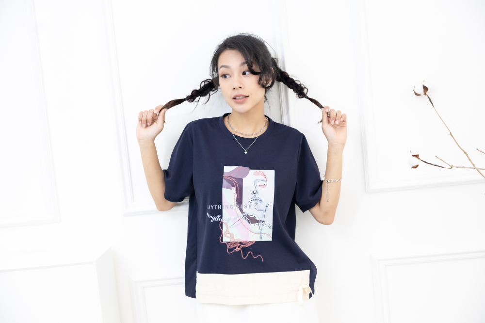 반팔 方形人臉印花刺繡上衣 / 深藍色