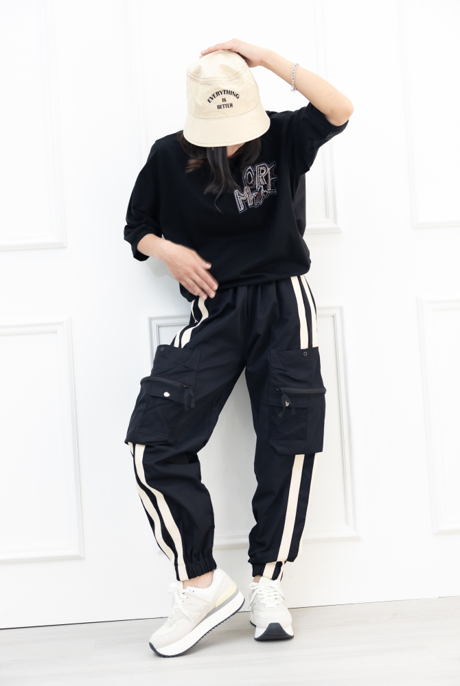 반팔 刺繡塗鴉字體彈性短袖上衣／黑色