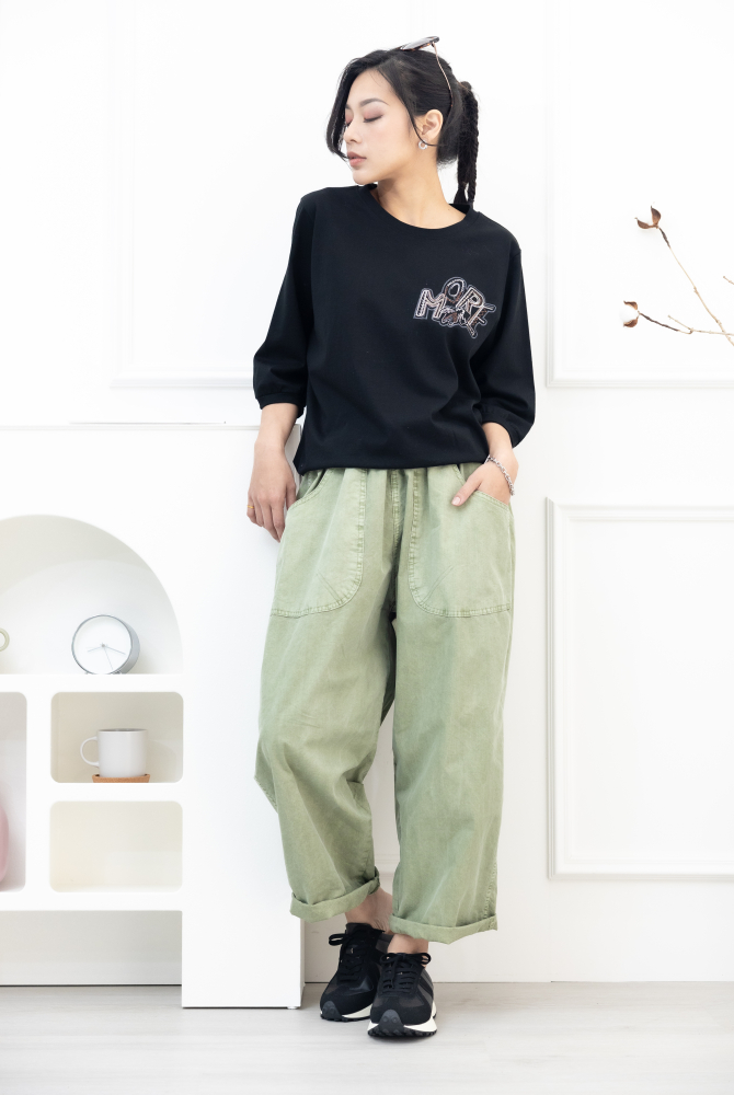 반팔 刺繡塗鴉字體彈性短袖上衣／黑色