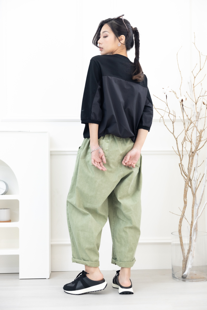 반팔 刺繡塗鴉字體彈性短袖上衣／黑色