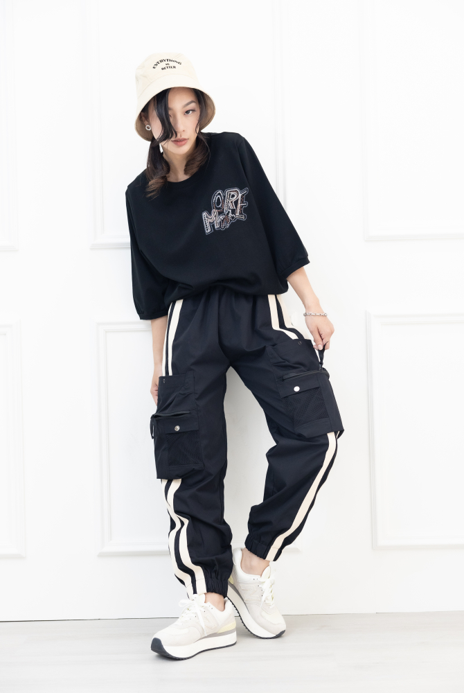 반팔 刺繡塗鴉字體彈性短袖上衣／黑色