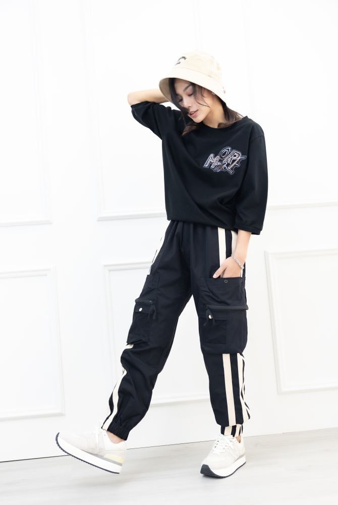 반팔 刺繡塗鴉字體彈性短袖上衣／黑色