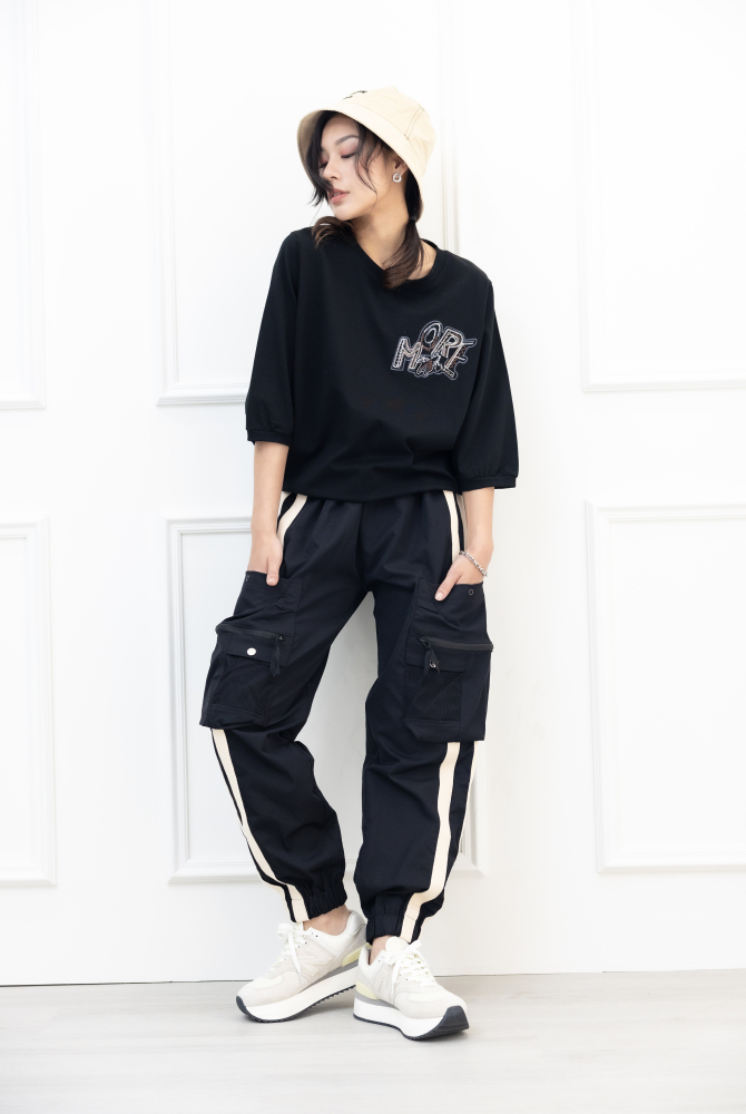 반팔 刺繡塗鴉字體彈性短袖上衣／黑色