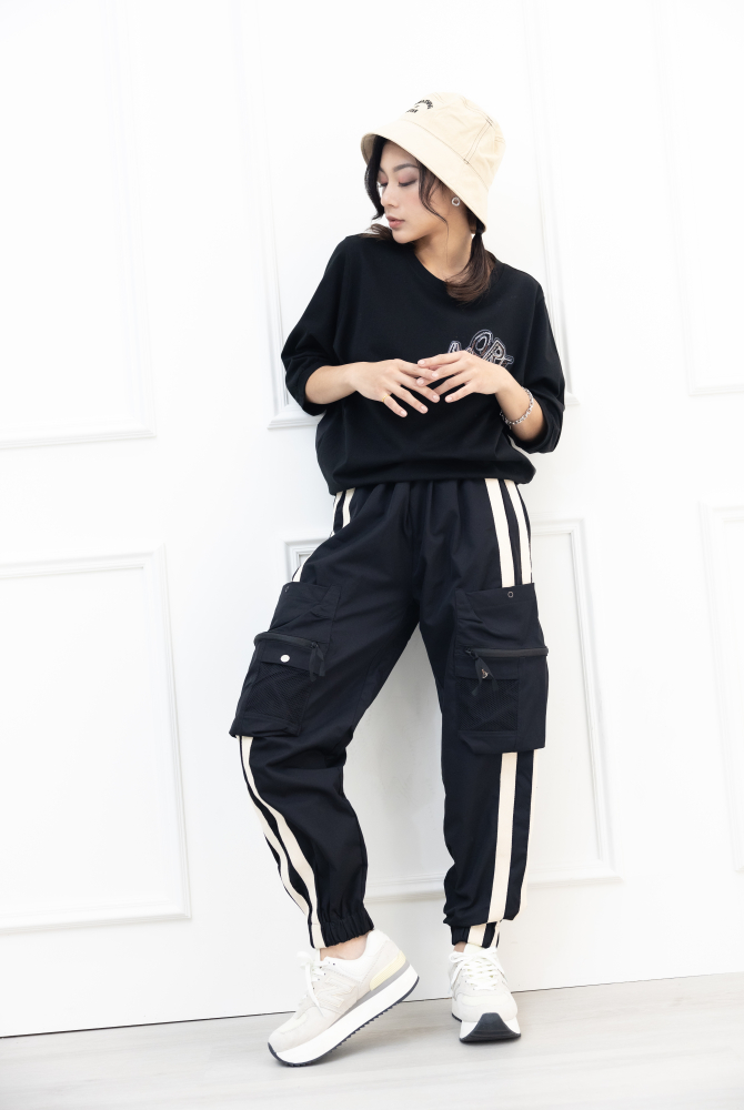 반팔 刺繡塗鴉字體彈性短袖上衣／黑色