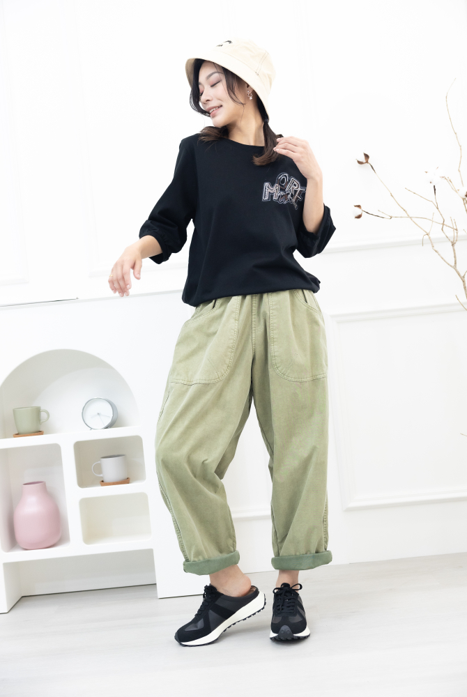 반팔 刺繡塗鴉字體彈性短袖上衣／黑色