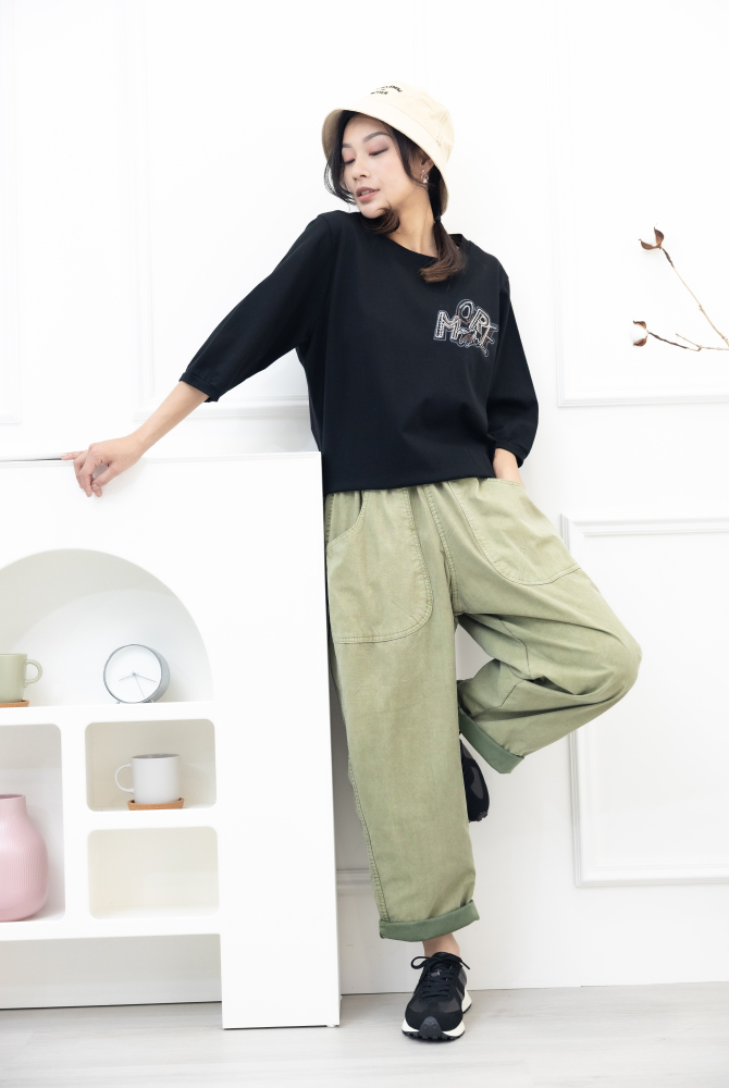 반팔 刺繡塗鴉字體彈性短袖上衣／黑色