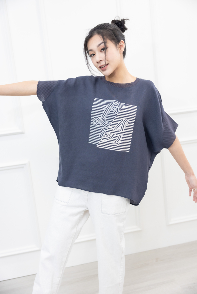 반팔 胸前銀白印花短袖上衣 / 深灰色