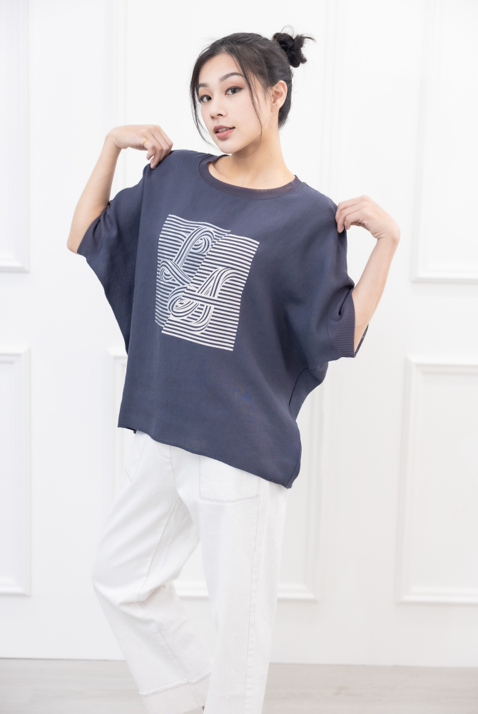 반팔 胸前銀白印花短袖上衣 / 深灰色