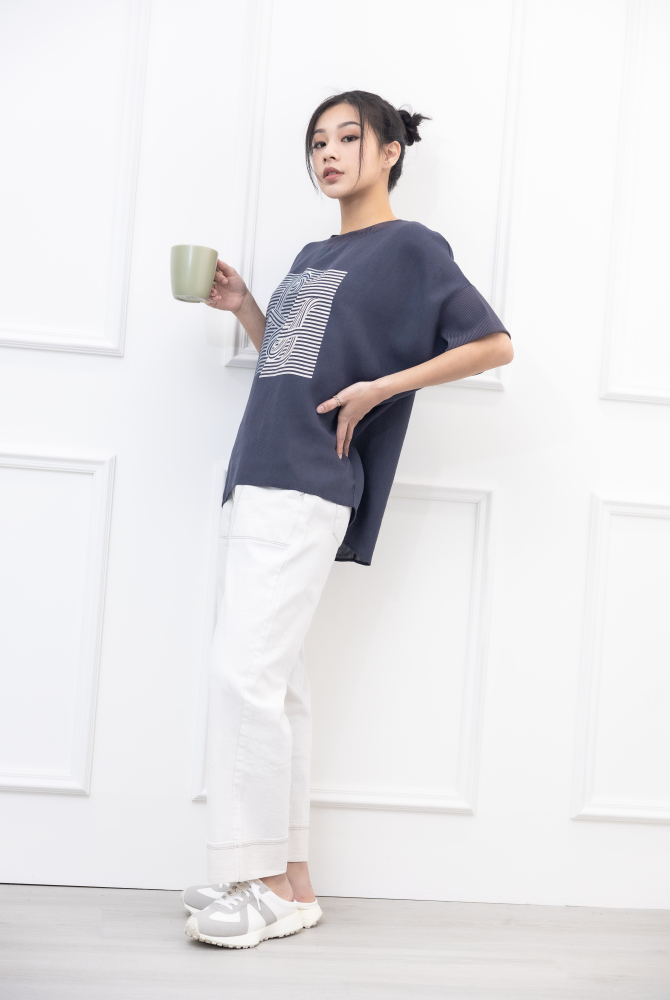 반팔 胸前銀白印花短袖上衣 / 深灰色