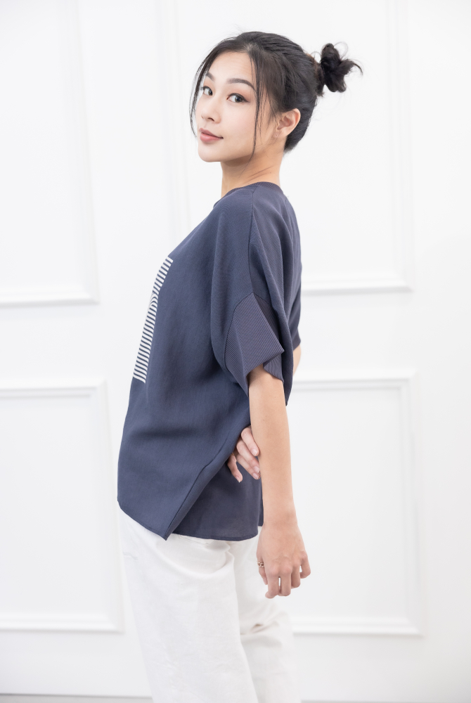 반팔 胸前銀白印花短袖上衣 / 深灰色