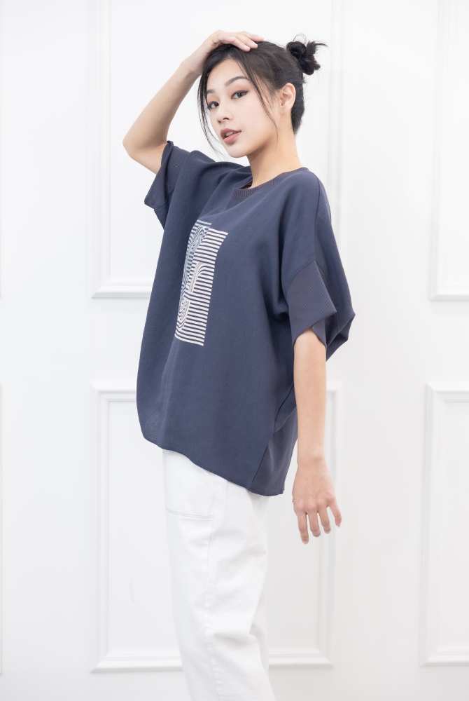 반팔 胸前銀白印花短袖上衣 / 深灰色