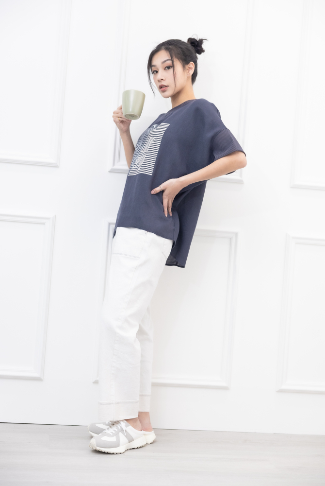 반팔 胸前銀白印花短袖上衣 / 深灰色