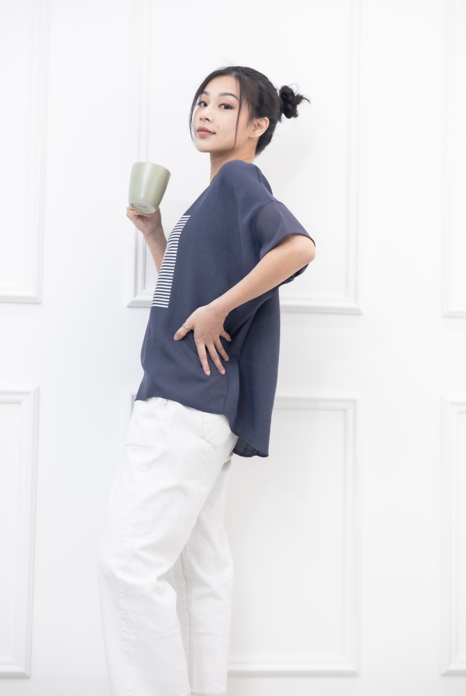 반팔 胸前銀白印花短袖上衣 / 深灰色