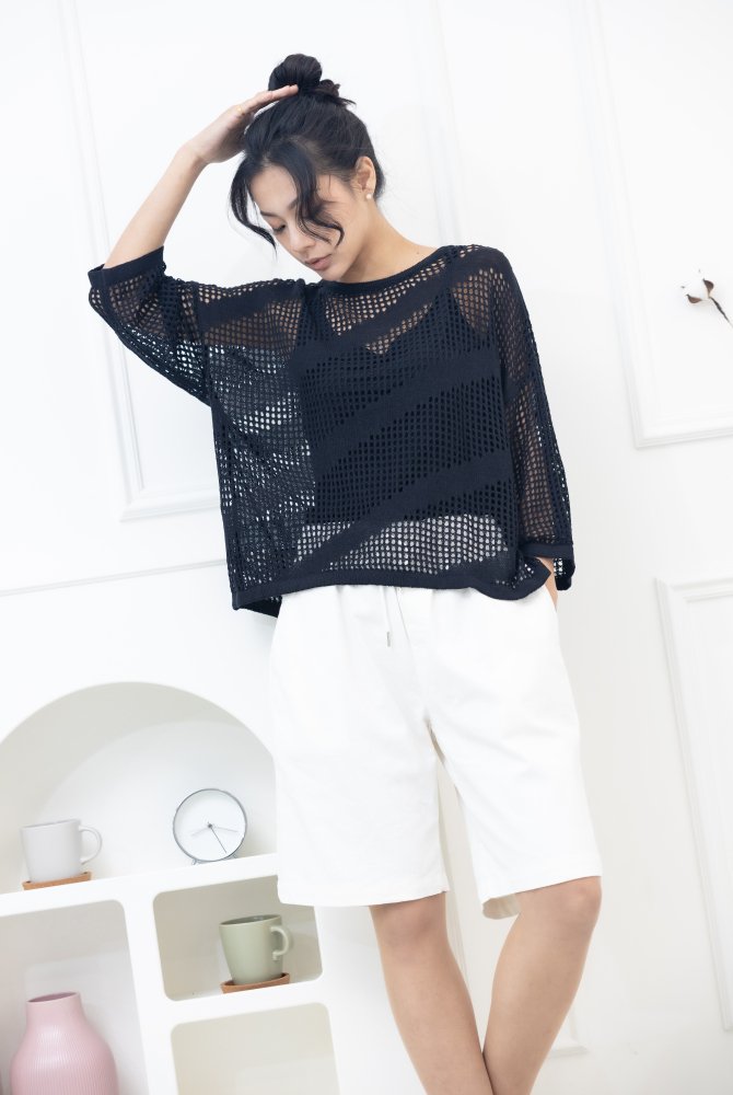 긴팔 簍空洞洞長袖上衣 / 黑色