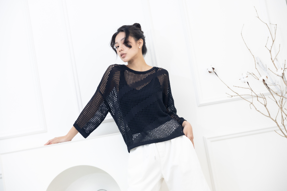 긴팔 簍空洞洞長袖上衣 / 黑色