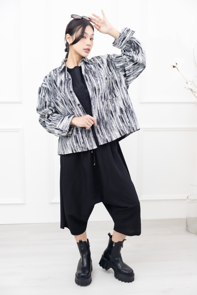 반팔 圖騰全素色短袖上衣 / 黑色