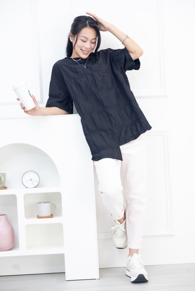 반팔 抓皺感下擺不對稱短袖上衣 / 黑色