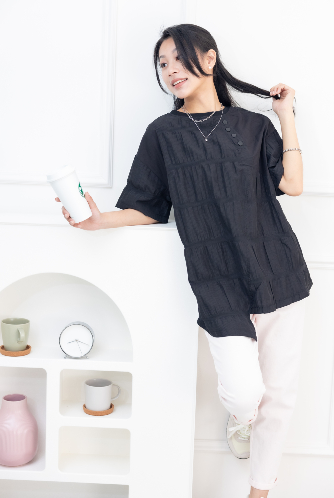 반팔 抓皺感下擺不對稱短袖上衣 / 黑色