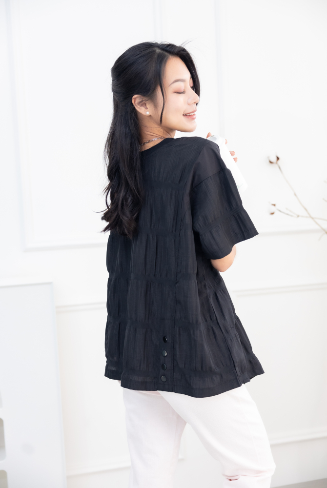 반팔 抓皺感下擺不對稱短袖上衣 / 黑色