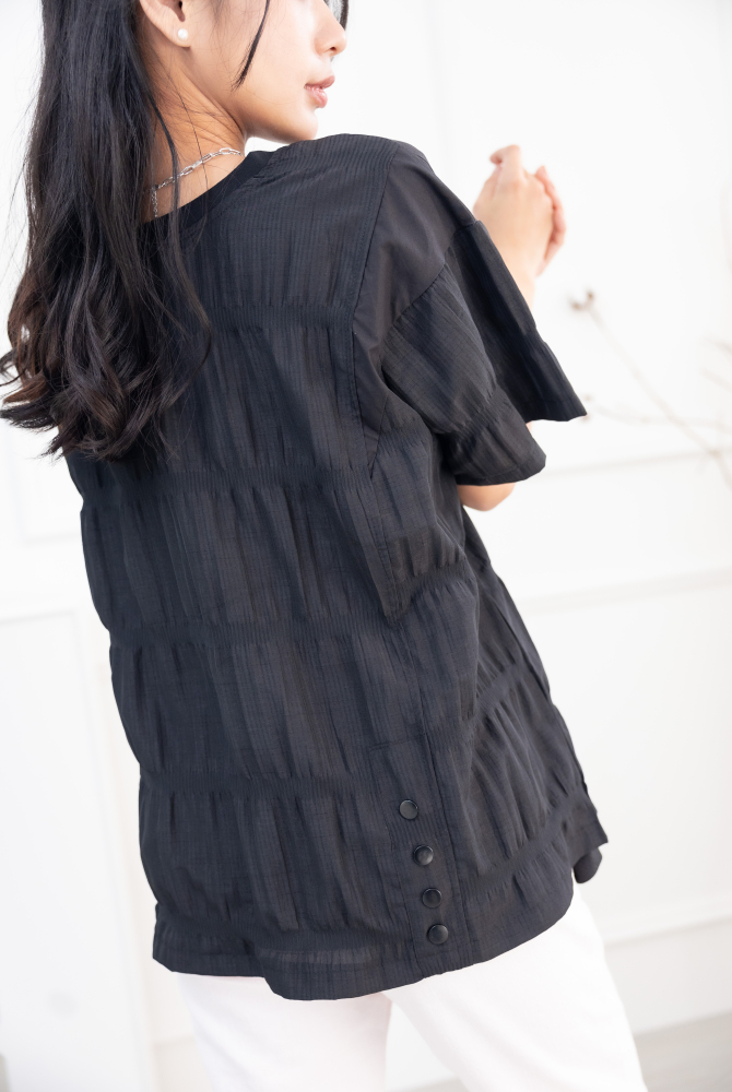 반팔 抓皺感下擺不對稱短袖上衣 / 黑色