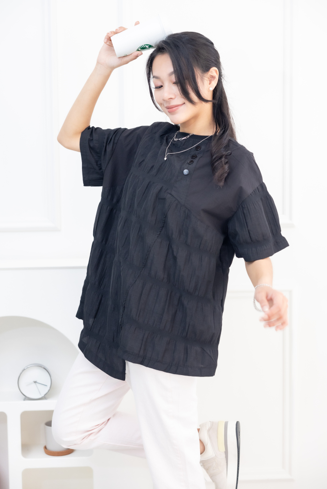 반팔 抓皺感下擺不對稱短袖上衣 / 黑色