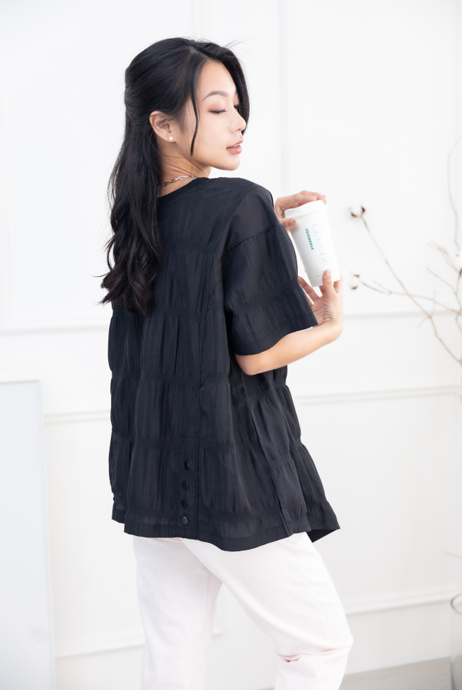 반팔 抓皺感下擺不對稱短袖上衣 / 黑色