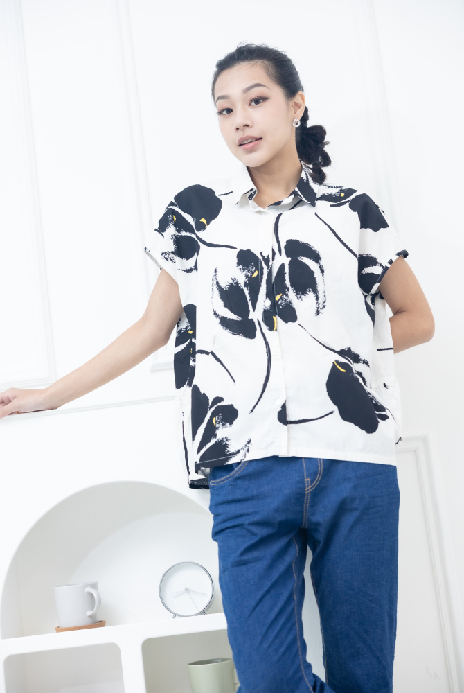 반팔 黑色水彩大花無袖襯衫 / 白色