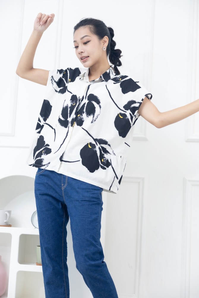 반팔 黑色水彩大花無袖襯衫 / 白色