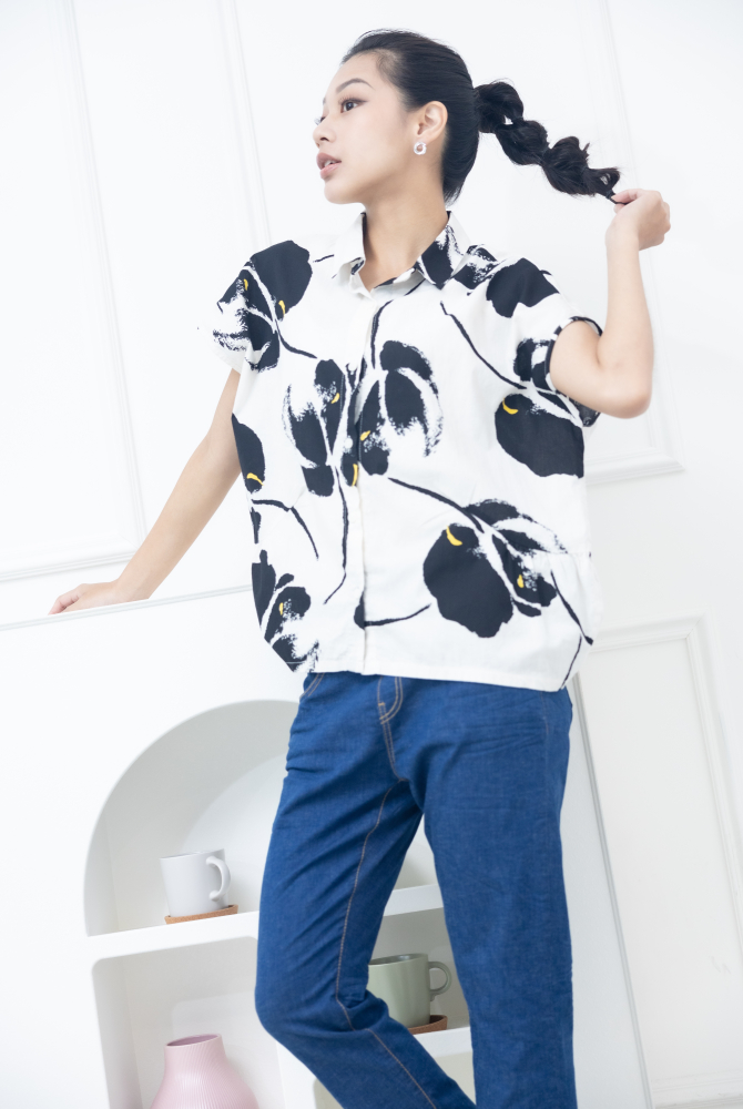 반팔 黑色水彩大花無袖襯衫 / 白色