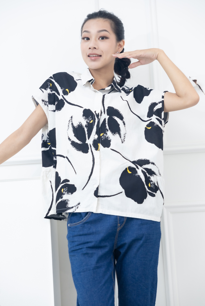 반팔 黑色水彩大花無袖襯衫 / 白色