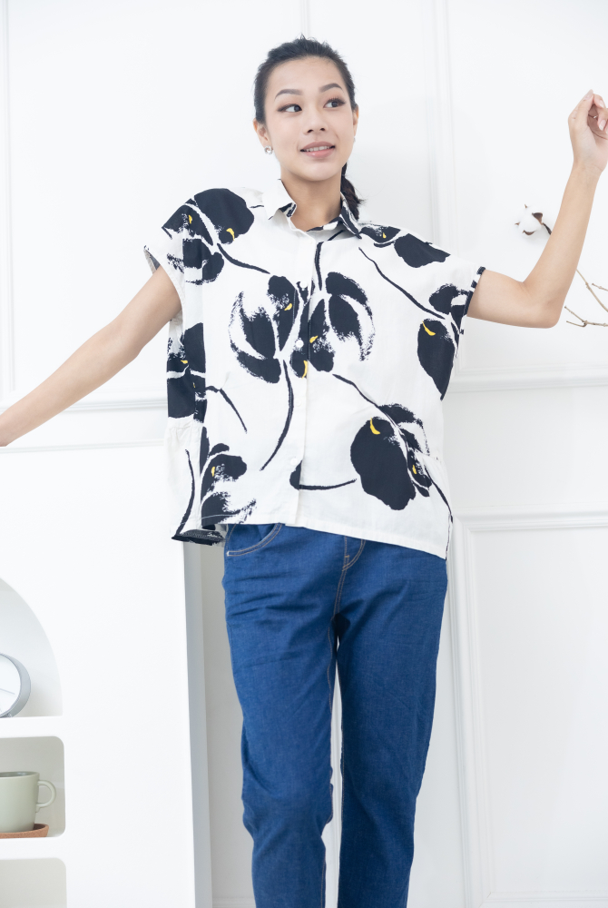 반팔 黑色水彩大花無袖襯衫 / 白色