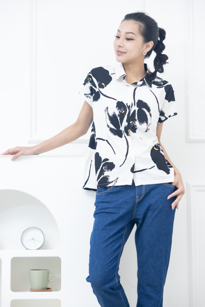 반팔 黑色水彩大花無袖襯衫 / 白色