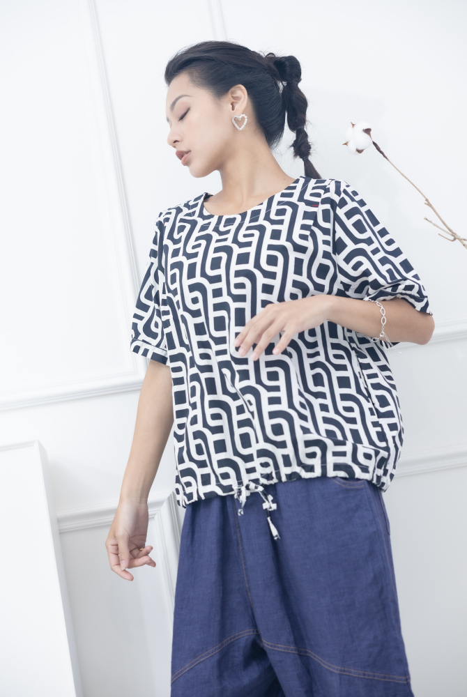 반팔 白水管紋路衣襬抽繩三分袖上衣 / 黑色