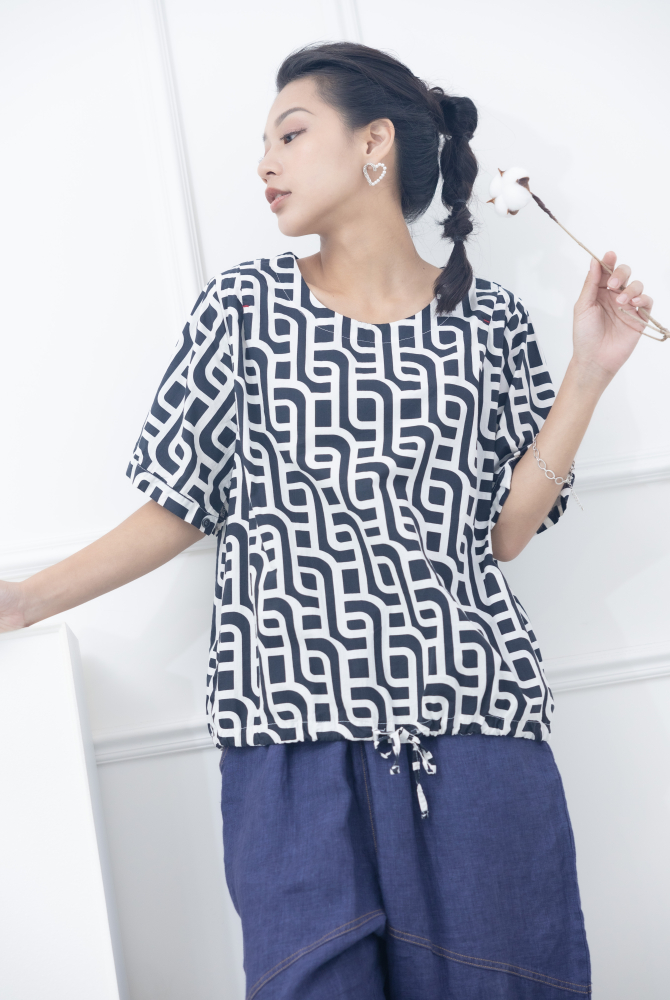 반팔 白水管紋路衣襬抽繩三分袖上衣 / 黑色