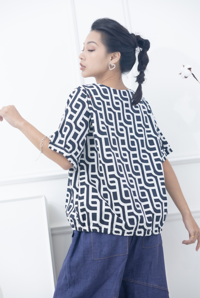 반팔 白水管紋路衣襬抽繩三分袖上衣 / 黑色
