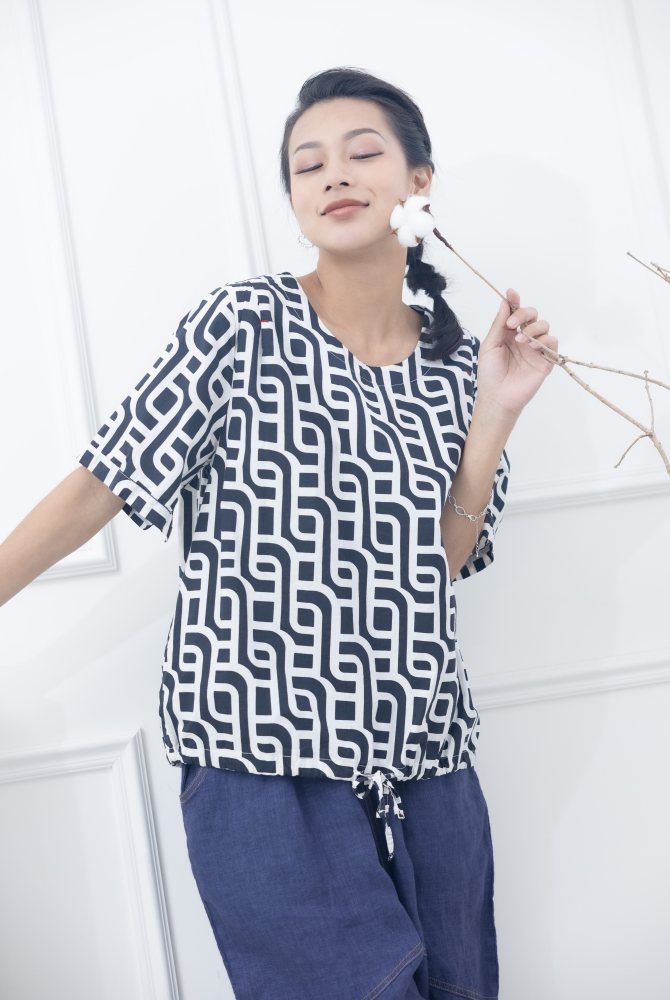 반팔 白水管紋路衣襬抽繩三分袖上衣 / 黑色