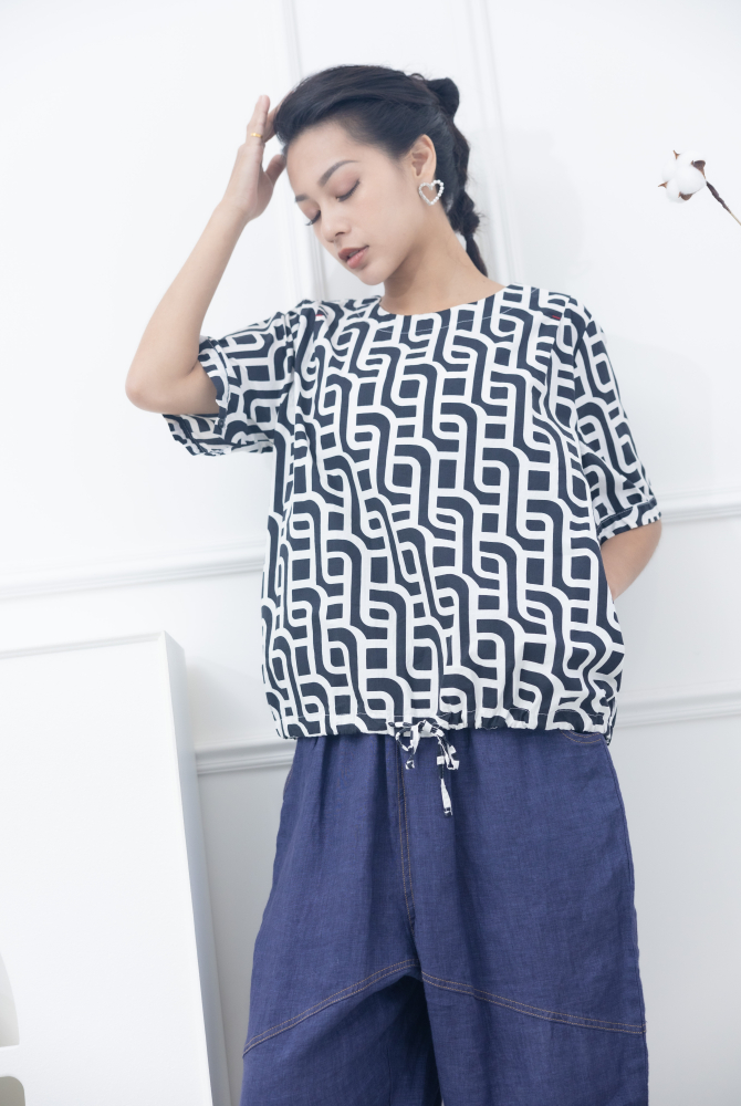 반팔 白水管紋路衣襬抽繩三分袖上衣 / 黑色
