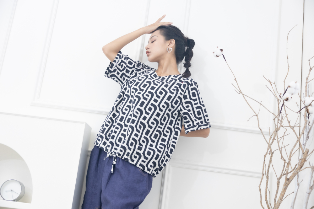 반팔 白水管紋路衣襬抽繩三分袖上衣 / 黑色