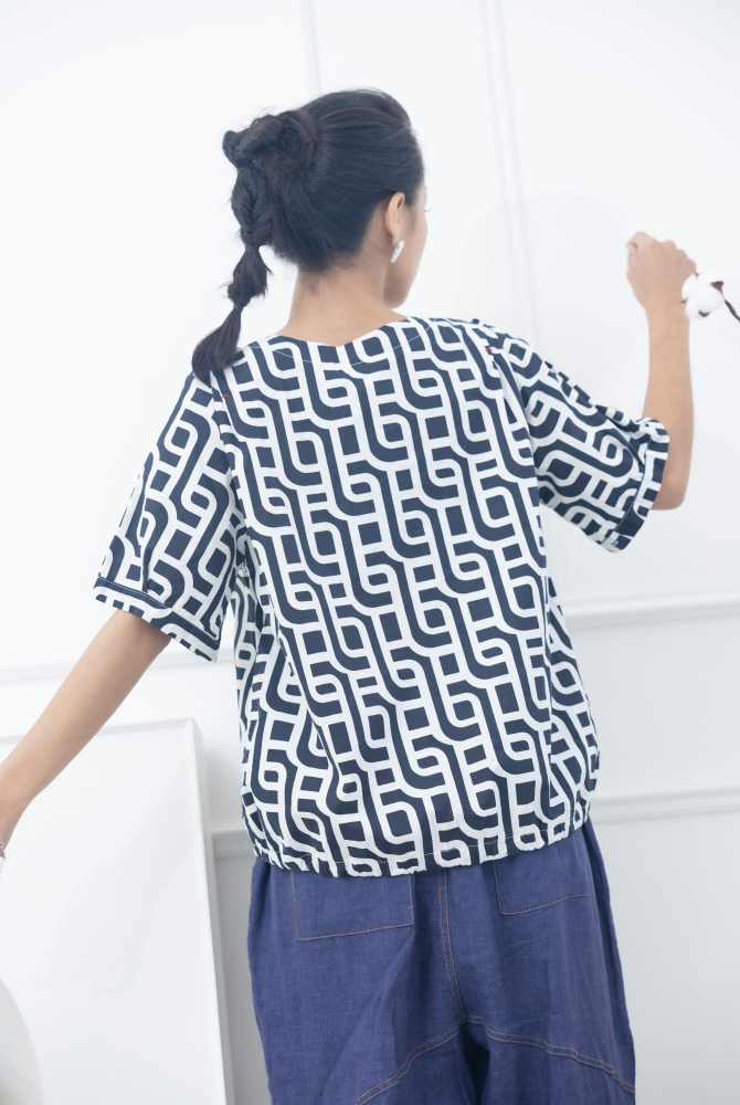 반팔 白水管紋路衣襬抽繩三分袖上衣 / 黑色