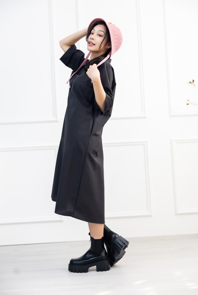 원피스 單邊下擺壓褶開叉短袖洋裝 / 黑色