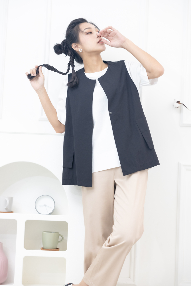 조끼 無扣腰側口袋短款背心 / 黑色