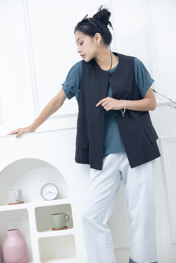 조끼 無扣腰側口袋短款背心 / 黑色