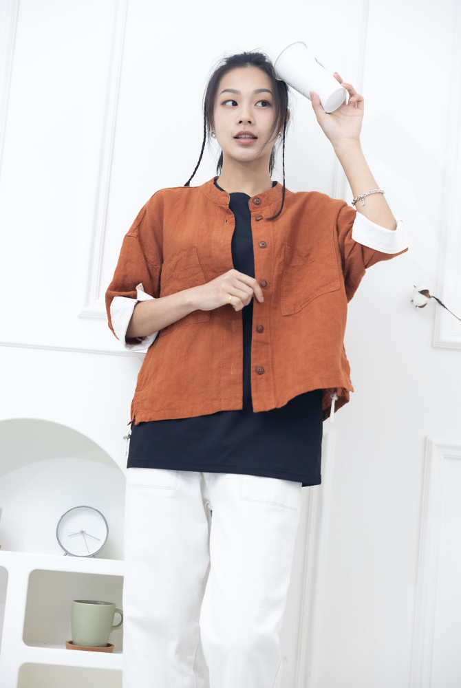 코트 圓下領大鈕扣胸前兩口袋外套 / 橘紅色